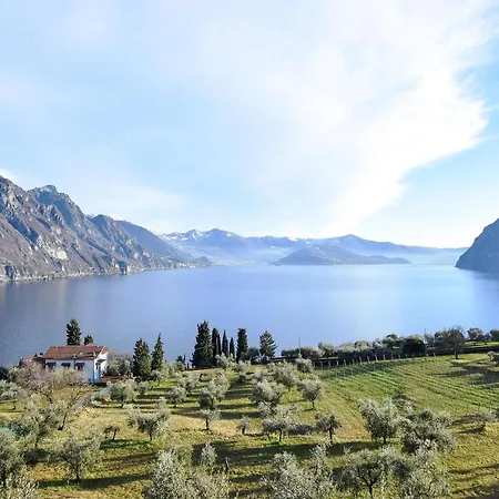 2 Bedroom Lovely In Solto Collina Bg Semesterbostad